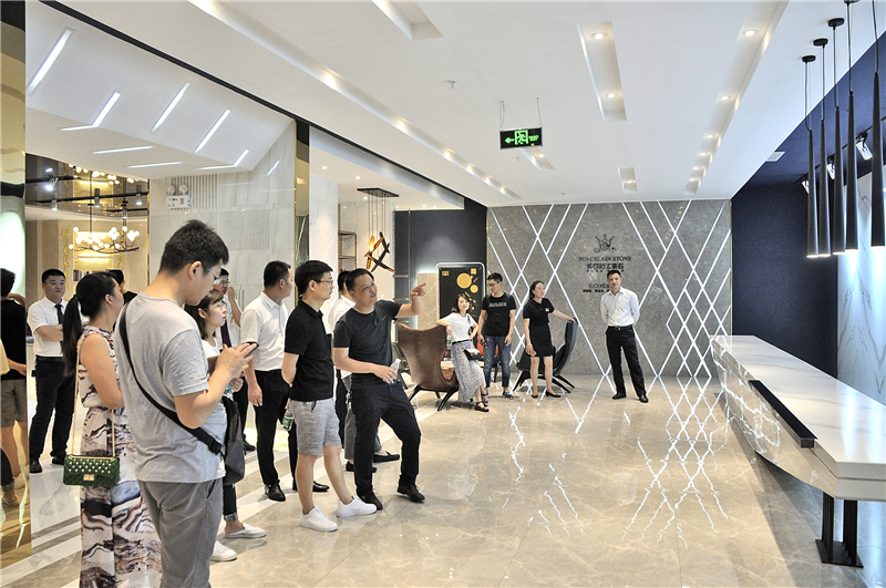 08博德引進的意大利LEA大板引起了業主們的興趣.JPG