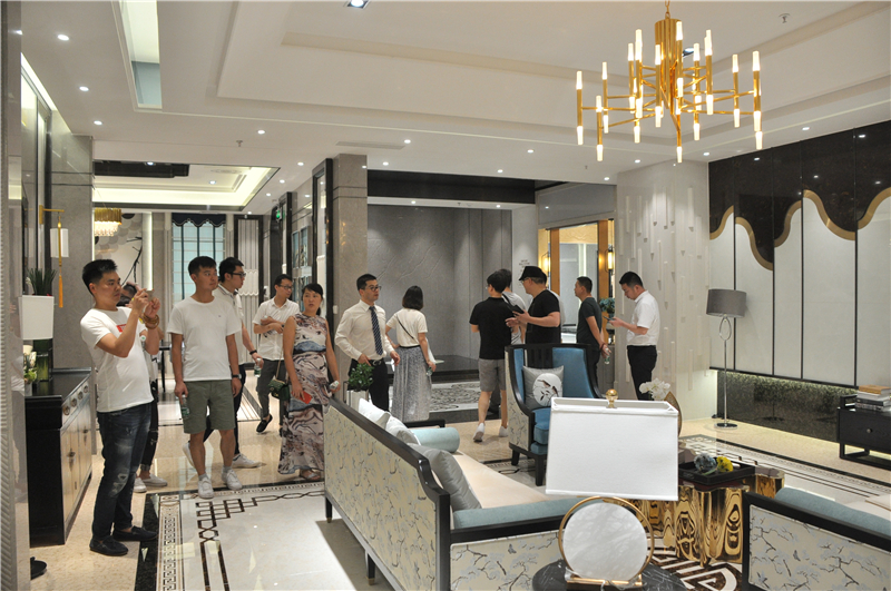 05博德事業部總監陳俊鵬對博德磁磚在展廳的應用作詳細講解.JPG